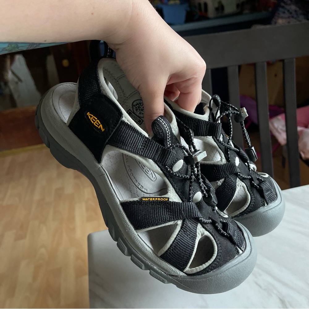Keen Black Gray Women’s Size 7.5 Waterproof Venice H2 Sandals